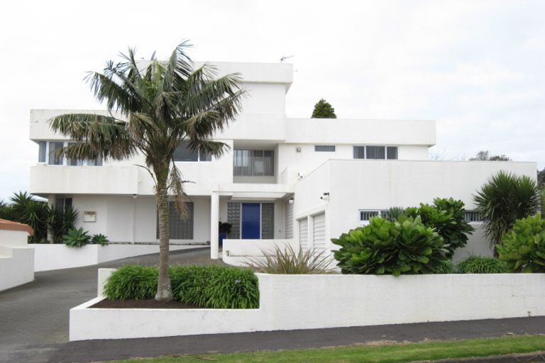 Photo of property in 2/3 Strandon Place, Strandon, New Plymouth, 4312