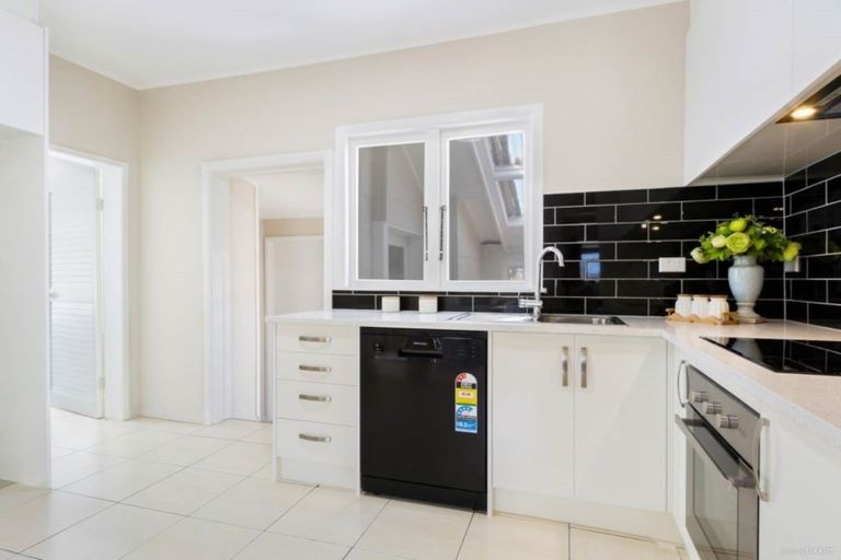 Photo of property in 2/42 Pomaria Road, Henderson, Auckland, 0610