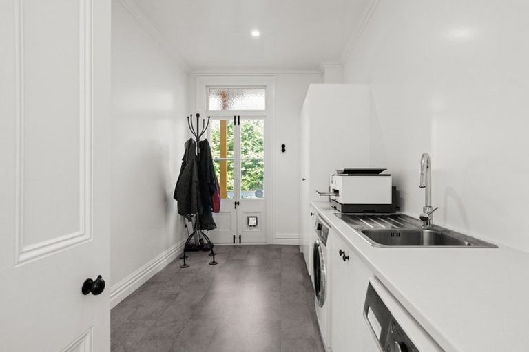 Photo of property in 15 Sealy Road, Bluff Hill, Napier, 4110