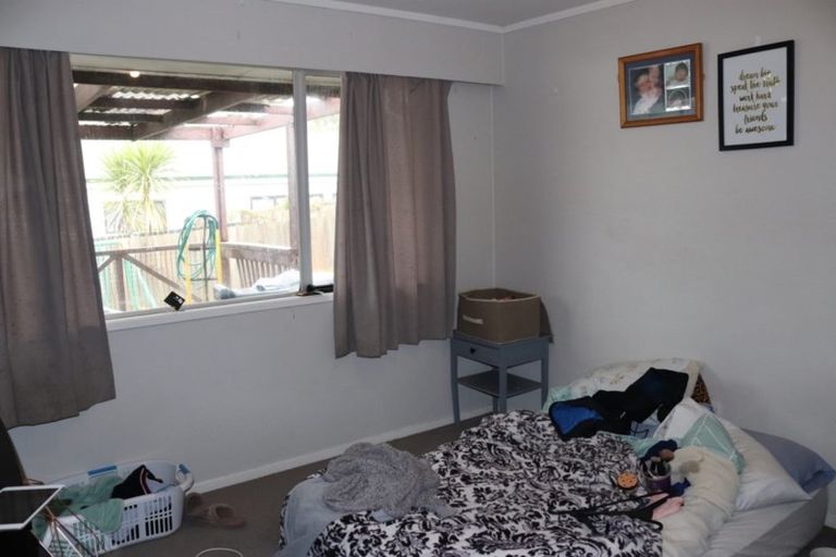 Photo of property in 2/199 Henderson Valley Road, Henderson, Auckland, 0612