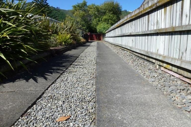 Photo of property in 25b Pehi Kupa Street, Waikanae, 5036