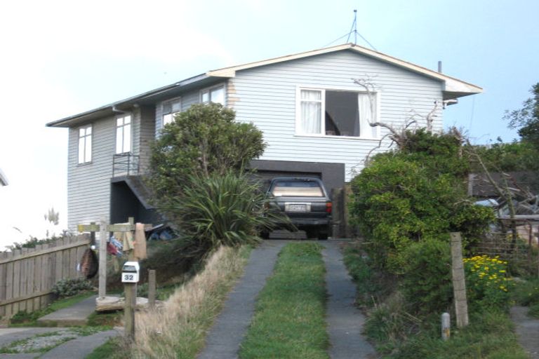 Photo of property in 32 Ruskin Road, Newlands, Wellington, 6037