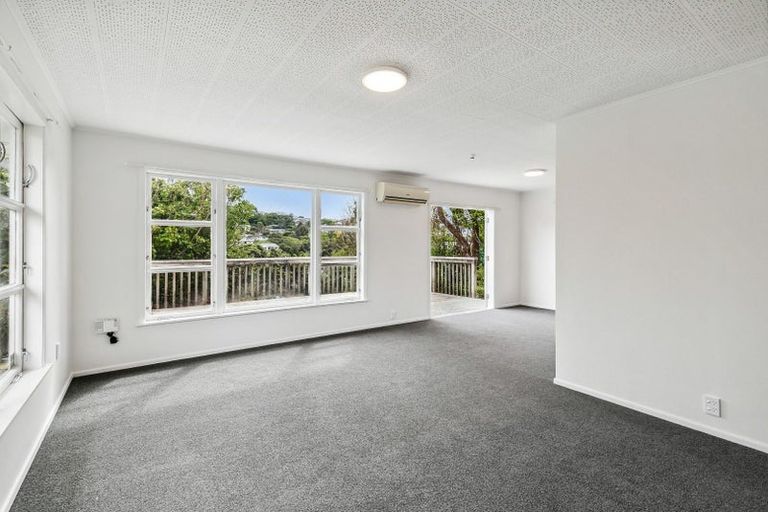 Photo of property in 8 Westleigh Way, Newlands, Wellington, 6037