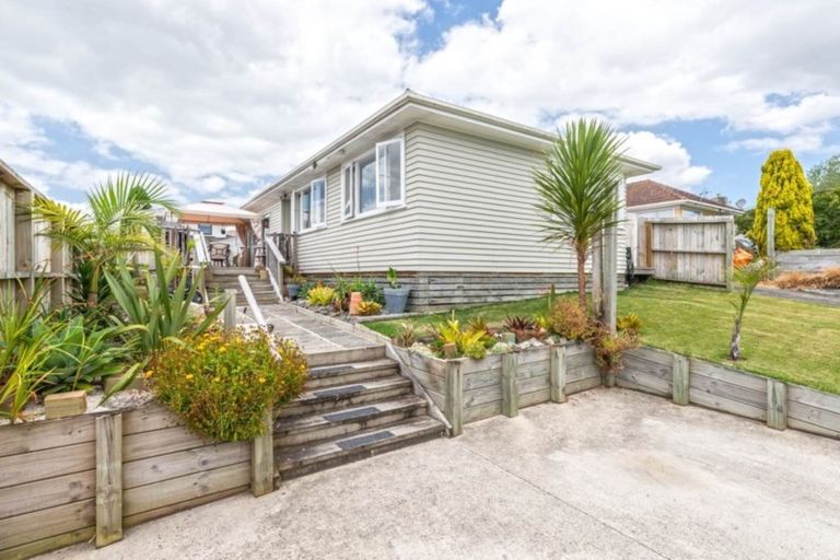 Photo of property in 5b Sheehan Road, Te Atatu South, Auckland, 0610