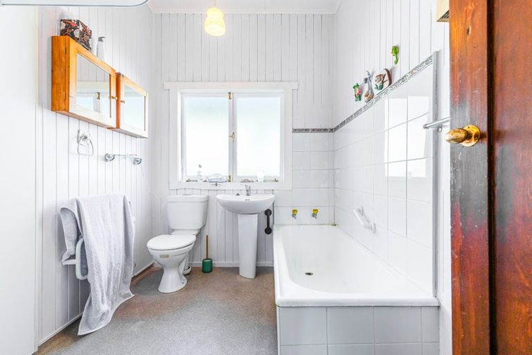 Photo of property in 8 Nikau Street, New Lynn, Auckland, 0600