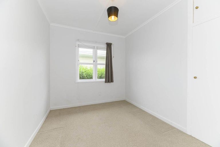 Photo of property in 70 Hobsonville Road, West Harbour, Auckland, 0618