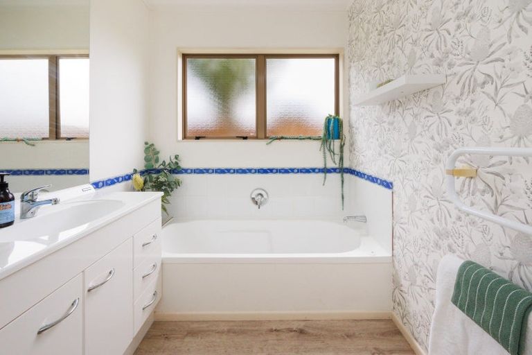 Photo of property in 19 Rothesay Place, Highbury, Palmerston North, 4412