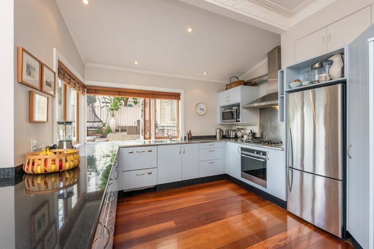 Photo of property in 15 Hay Street, Oriental Bay, Wellington, 6011