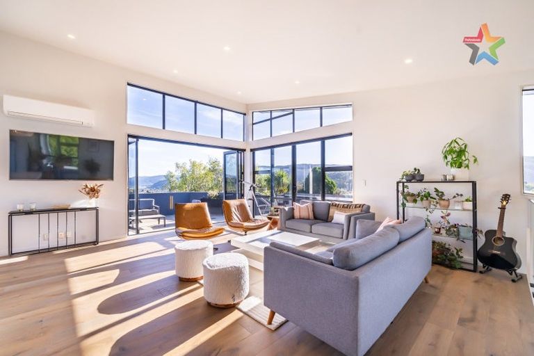 Photo of property in 22 Mount Marua Drive, Timberlea, Upper Hutt, 5018