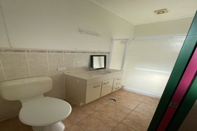 Photo of property in 9 Vinograd Drive, Te Atatu Peninsula, Auckland, 0610