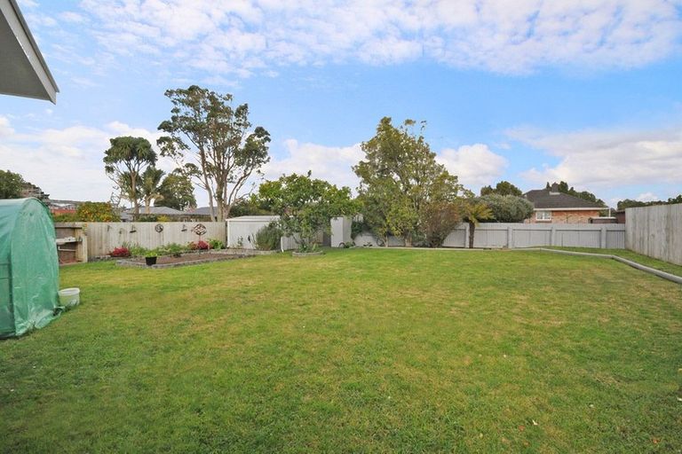 Photo of property in 27 Clinton Avenue, Te Atatu Peninsula, Auckland, 0610