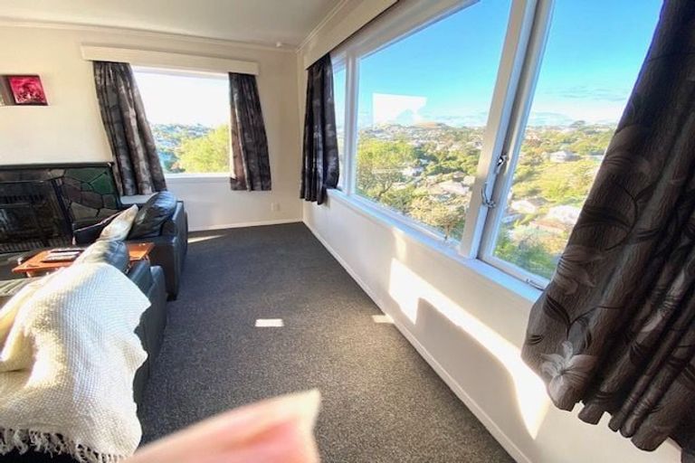 Photo of property in 131 Ruskin Road, Newlands, Wellington, 6037