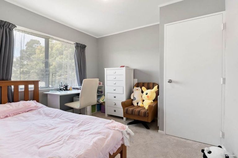 Photo of property in 2/26 Fernlea Rise, Bayview, Auckland, 0629