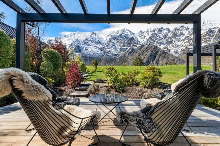 Photo of property in 33 Hackett Road, Jacks Point, Queenstown, 9371