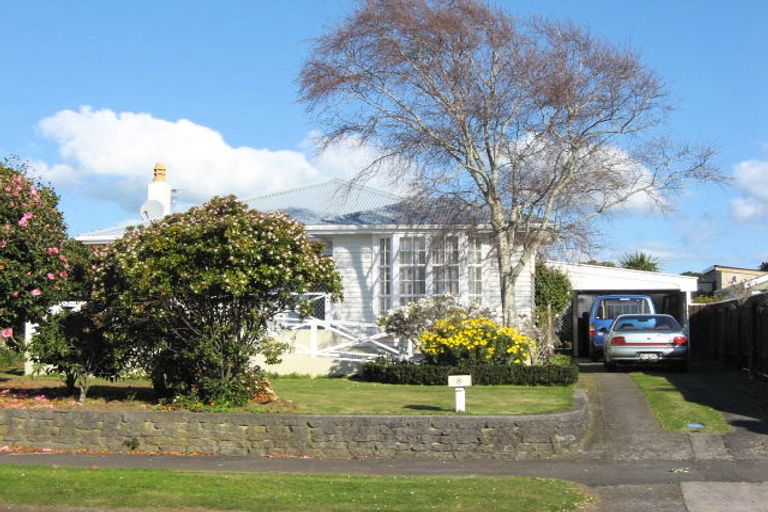 Photo of property in 10 Karaka Street, Merrilands, New Plymouth, 4312