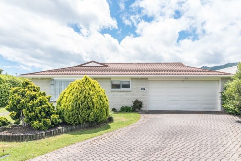 Photo of property in 42 Rewarewa Crescent, Waikanae, 5036