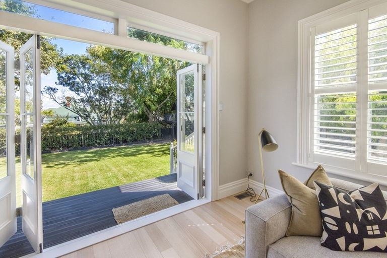 Photo of property in 7 Summer Street, Stanley Point, Auckland, 0624