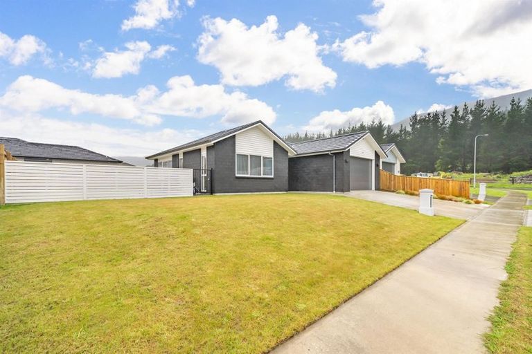 Photo of property in 9 Jack Vaughan Grove, Wainuiomata, Lower Hutt, 5014