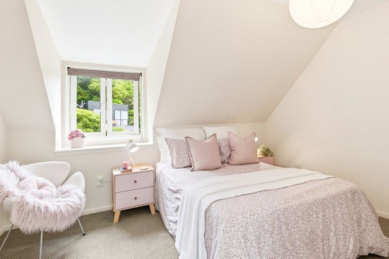 Photo of property in 2/39 Onslow Road, Khandallah, Wellington, 6035