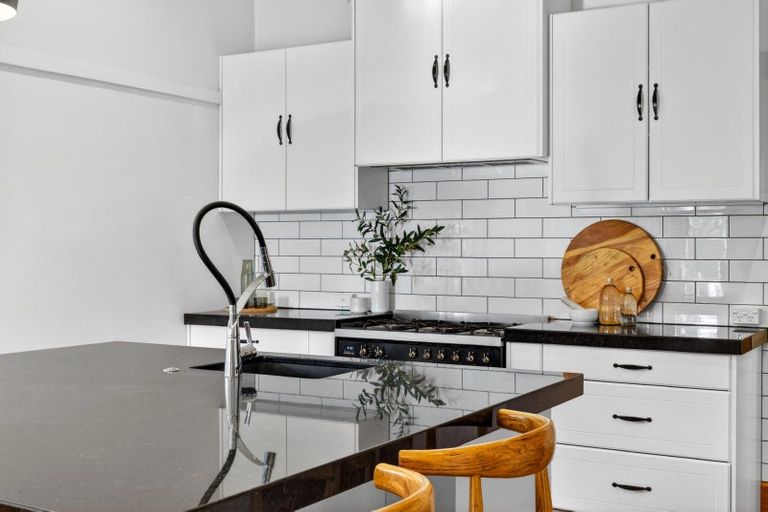 Photo of property in 60 Milton Road, Bluff Hill, Napier, 4110