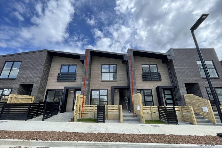 Photo of property in 8 Rauemi Way, Te Atatu South, Auckland, 0610