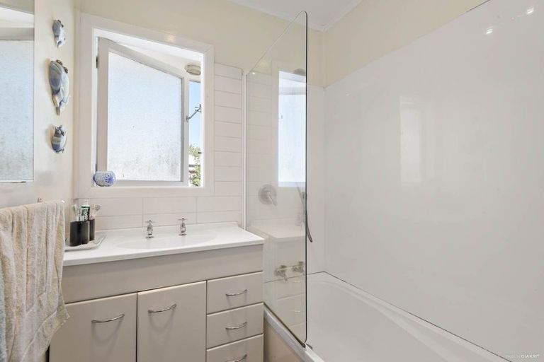 Photo of property in 70 Smythe Road, Henderson, Auckland, 0612