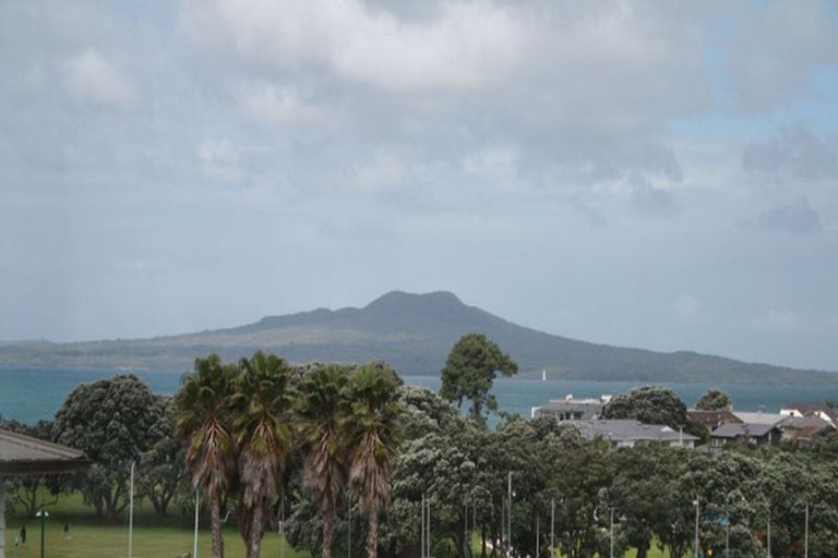 Photo of property in 2/17 Commodore Parry Road, Castor Bay, Auckland, 0620