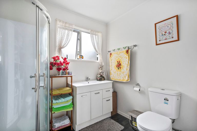 Photo of property in 10 Kaumatua Place, Te Atatu Peninsula, Auckland, 0610