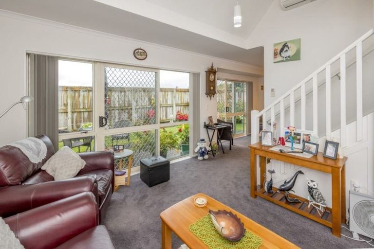 Photo of property in Rangeview Villas, 10/9 Fuller Close, Levin, 5510