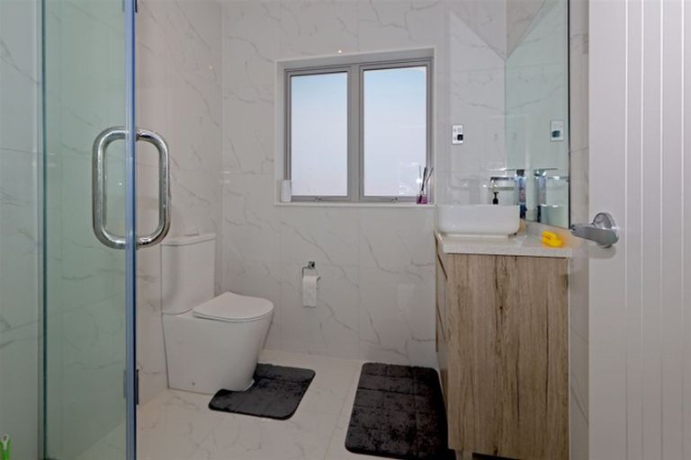 Photo of property in 43c Border Road, Henderson, Auckland, 0612