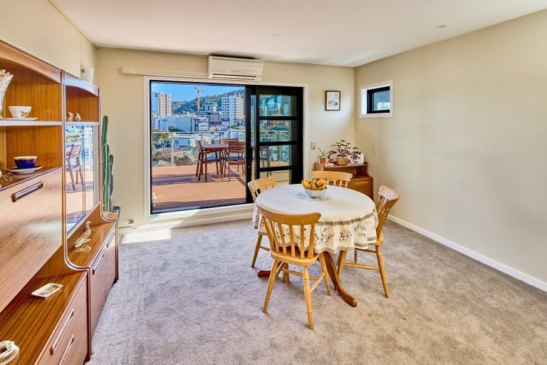 Photo of property in Endeavour Apartments, 3/125 Thorndon Quay, Pipitea, Wellington, 6011