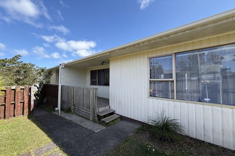 Photo of property in 2/47 Zita Maria Drive, Massey, Auckland, 0614