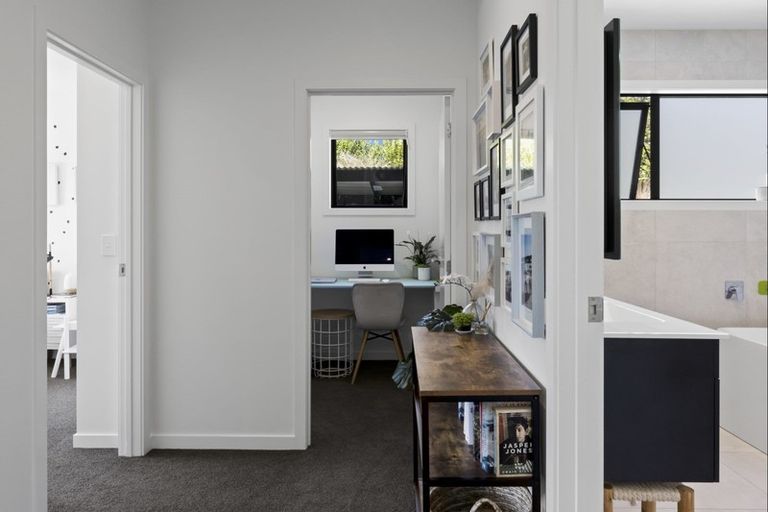 Photo of property in 12 Kinross Lane, Jacks Point, Queenstown, 9371