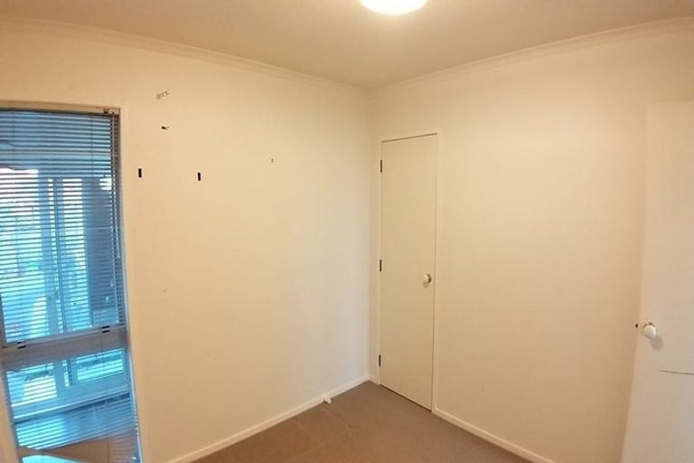 Photo of property in 2/18 Carriage Close, Northpark, Auckland, 2013
