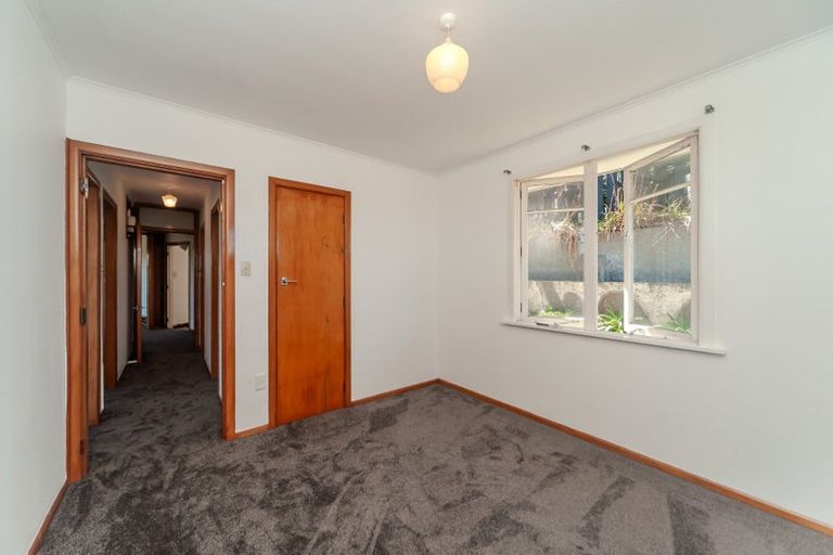 Photo of property in 28 Huntingdon Street, Northland, Wellington, 6012