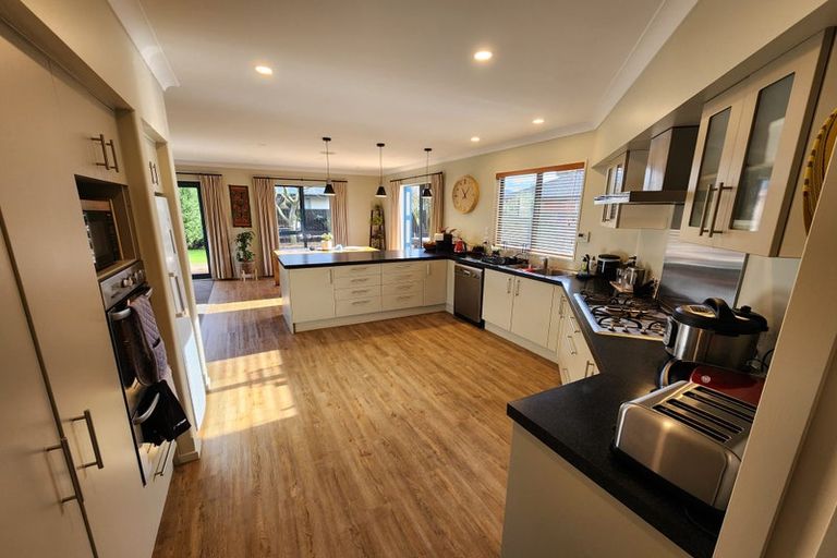 Photo of property in 2 Breton Close, Northwood, Christchurch, 8051