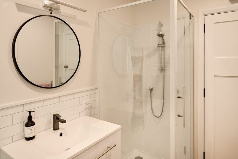 Photo of property in 9 Mana View Road, Paremata, Porirua, 5026