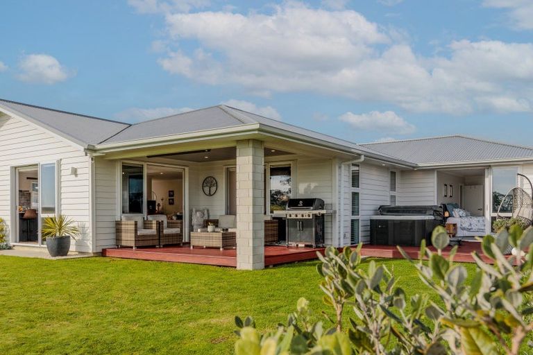 Photo of property in 32 Omahuru Road, Glenbrook, 2681