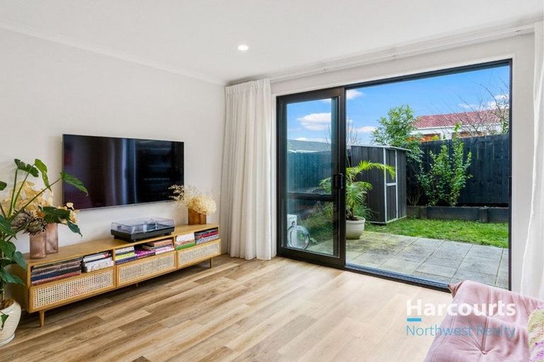 Photo of property in 5 Wharara Lane, Massey, Auckland, 0614