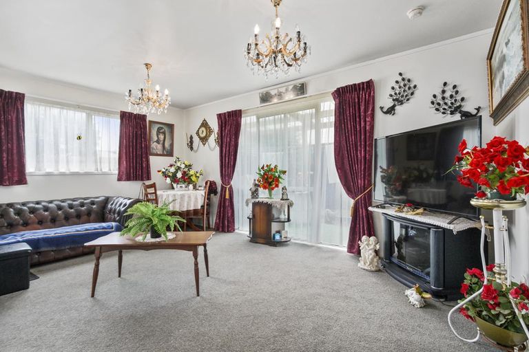 Photo of property in 10 Kaumatua Place, Te Atatu Peninsula, Auckland, 0610