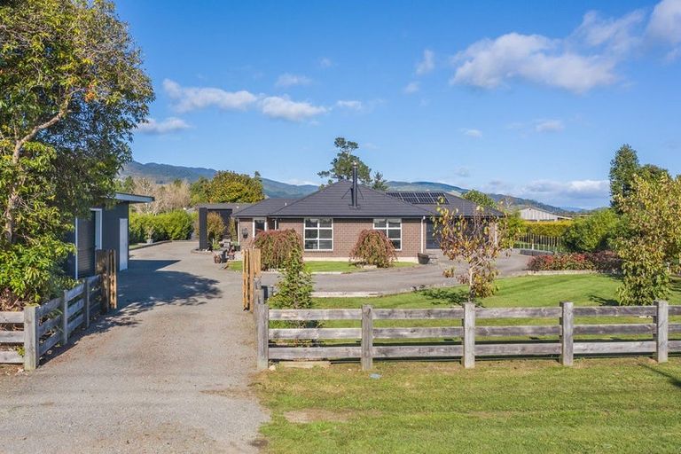 Photo of property in 418 Tararua Road, Levin, 5571
