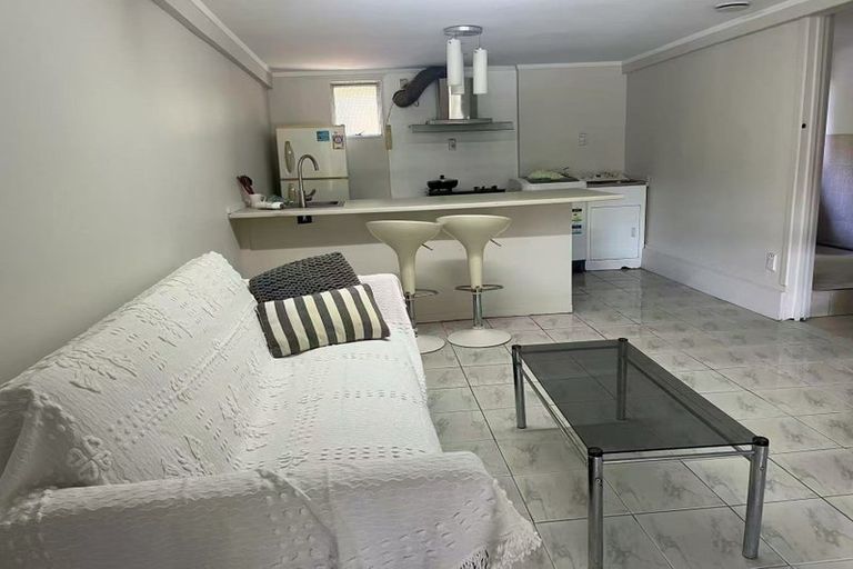 Photo of property in 2/68 Pupuke Road, Hillcrest, Auckland, 0627