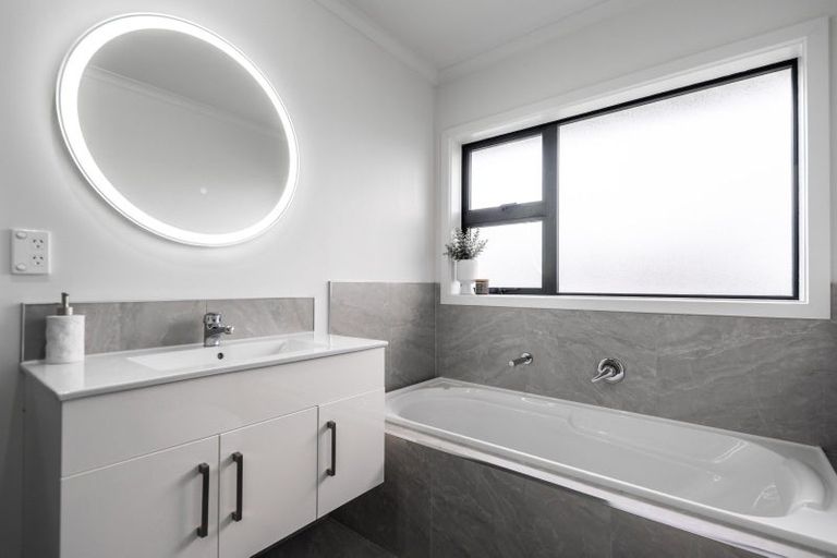 Photo of property in 24 Rose Leigh Drive, Cambridge, 3434