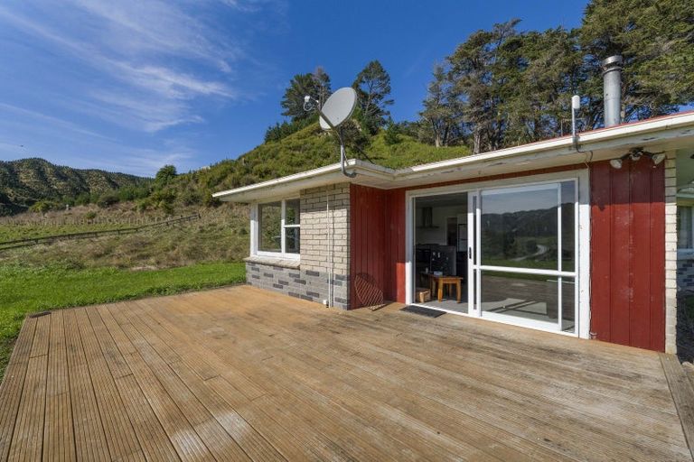 Photo of property in 2560 Rawhitiroa Road, Matemateaonga, Eltham, 4399