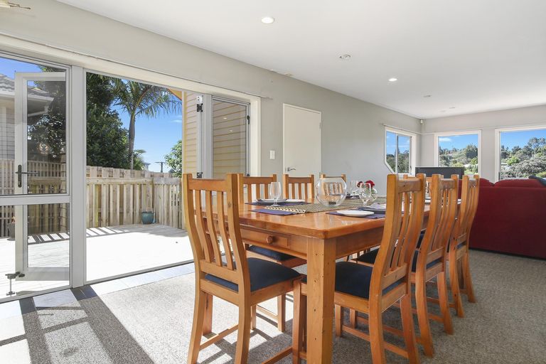 Photo of property in 10c Earl Road, Titirangi, Auckland, 0604