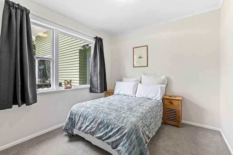 Photo of property in 8 Glanmire Road, Newlands, Wellington, 6037