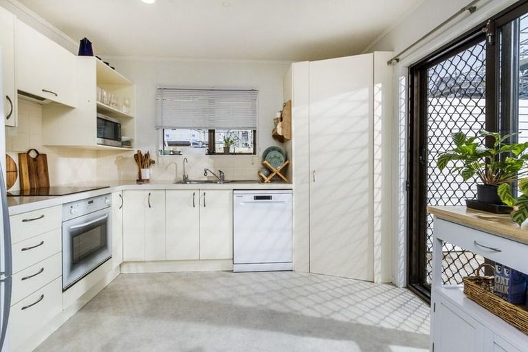 Photo of property in 2/7 Eskdale Road, Birkdale, Auckland, 0626