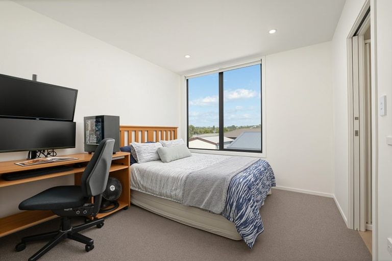 Photo of property in 10/12 Tawa Road, Te Atatu Peninsula, Auckland, 0610