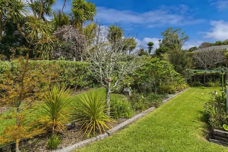 Photo of property in 6 Grassfield Place, Waimauku, 0812