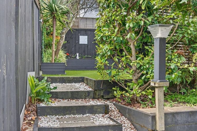 Photo of property in 2/74 Sunnynook Road, Sunnynook, Auckland, 0620